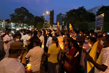 மின்தடையயைக் கண்டித்து நள்ளிரவில் தலைநகரில் போராட்டம்! (படங்கள்)