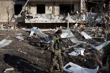 ரஷ்ய தாக்குதலில் பள்ளிக்கூட இடிபாடுகளுக்கிடையே 7 உடல்கள் கண்டெடுப்பு