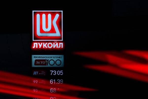 ரஷ்யாவிற்கு வெளியே... தடை விதிக்கப்பட்ட எண்ணெய் நிறுவனத்திற்கு ட்ரம்ப் சிறப்பு அனுமதி | Us Okays Transactions With Lukoil ரஷ்யாவிற்கு வெளியே... தடை விதிக்கப்பட்ட எண்ணெய் நிறுவனத்திற்கு ட்ரம்ப் சிறப்பு அனுமதி | Us Okays Transactions With Lukoil