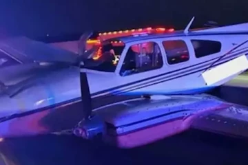 அமெரிக்காவில் திடீரென நடுவீதியில் தரையிறங்கிய விமானம் ; வாகனங்களுடன் மோதி விபத்து