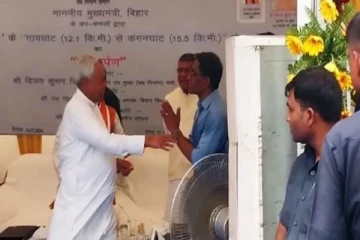 இதை மட்டும் செய்யுங்க கால்ல கூட விழுறேன் - ஐஏஎஸ் அதிகாரியிடம் கெஞ்சிய நிதிஷ் குமார்