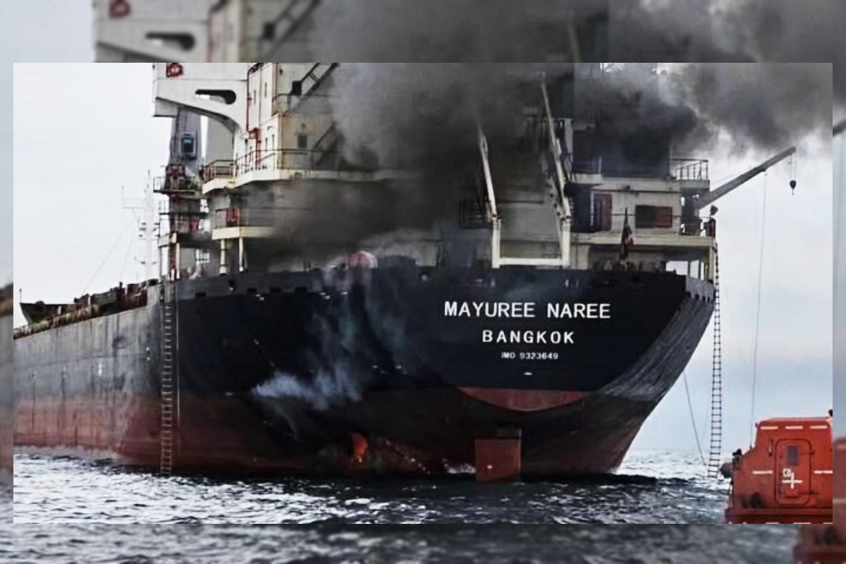 தரை தட்டியது ஹோர்முஸ் நீரிணையில் தாக்கப்பட்ட பாரிய கப்பல்! | Thai Cargo Ship Attacked In Hormuz Runs Aground