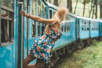 செல்பி மோகம் :தொடருந்தில் பயணித்த ரஷ்ய பெண்ணுக்கு ஏற்பட்ட நிலை