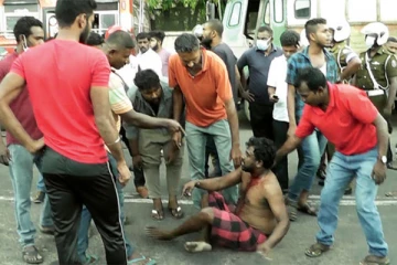 ඉන්ධන පෝළිමෙන් පිට පැන්නැයි තියුණු ආයුධයකින් බස් රියැදුරුගේ බෙල්ල කපලා.. ඇඟ කිලිපොලා යන භිහිසුනු කතාව
