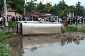 යතුරු පැදියේ ගැටී සුඛෝපභෝගී බස් රථය පෙරළී යාමෙන් සිදුවු අනතුර,,(PHOTO)