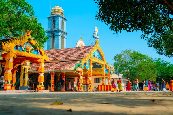 செல்வ சந்நிதியில் 108 ஜோடிகளுக்கு திருமணம்; வாழ்வளிக்கும் சிங்கப்பூர் தம்பதி | In Poverty 108 Couples At Selva Sannithi Wedding