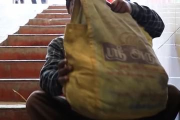 பாட்டுப்பாடி பிச்சை எடுக்கும் நடிகர்.... பேரதிர்ச்சியில் திரையுலகம்!  ஷாக்கில் ரசிகர்கள்