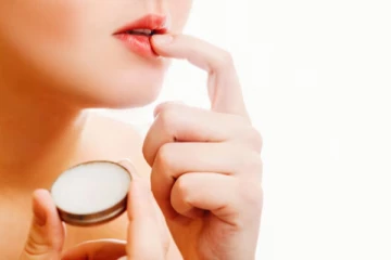 மோசமான உதட்டு வெடிப்புக்கு வீட்டிலேயே இந்த லிப் பாம் தயாரிக்கவும்