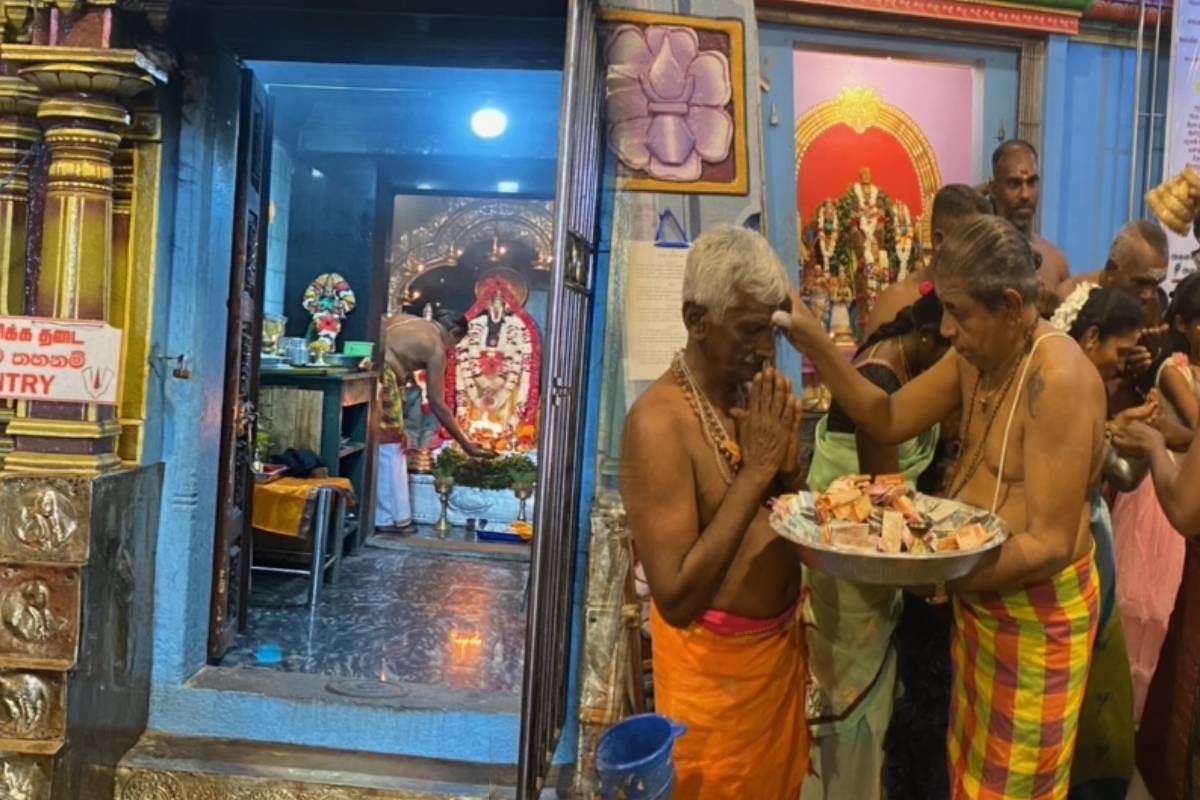 மலர்ந்தது பராபவ சித்திரை புத்தாண்டு ; நாட்டிலுள்ள ஆலயங்களில் விஷேட பூஜை வழிபாடுகள் | Chithirai New Year Pujas And Worships In Temples மலர்ந்தது பராபவ சித்திரை புத்தாண்டு ; நாட்டிலுள்ள ஆலயங்களில் விஷேட பூஜை வழிபாடுகள் | Chithirai New Year Pujas And Worships In Temples