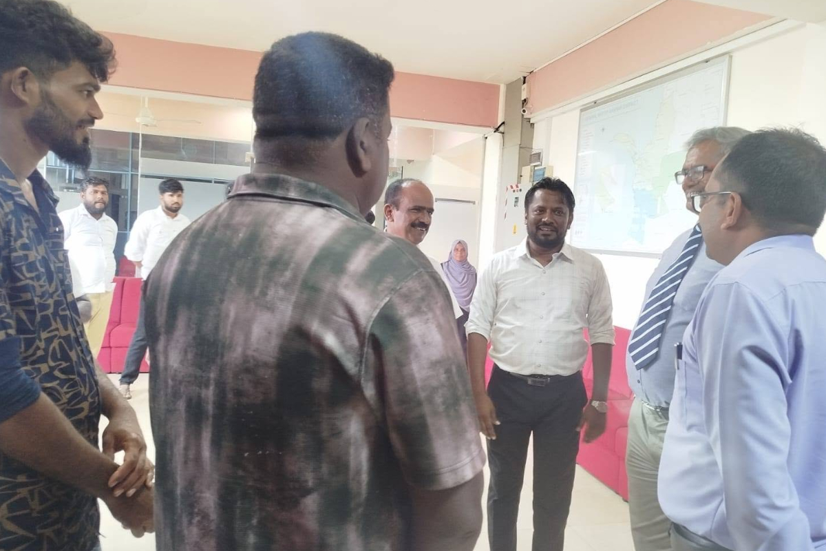 பேருந்தில் தவறவிட்ட நகை மற்றும் பணம் : உரியவரிடம் ஒப்படைத்த சாரதி மற்றும் நடத்துநர் | Jewelry And Cash Lost In Mannar