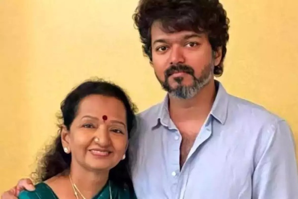 விஜய் அப்படி செய்யவே இல்லை.. வாரிசு விழா சர்ச்சை பற்றி அம்மா ஷோபா விளக்கம் | Shoba Clarifies On Vijay Snubbing At Varisu