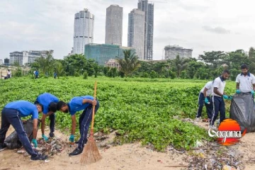 නාවික හමුදාවෙන් ගාලුමුවදොර වෙරළ පිරිසිදු කිරීමේ වැඩසටහනක්