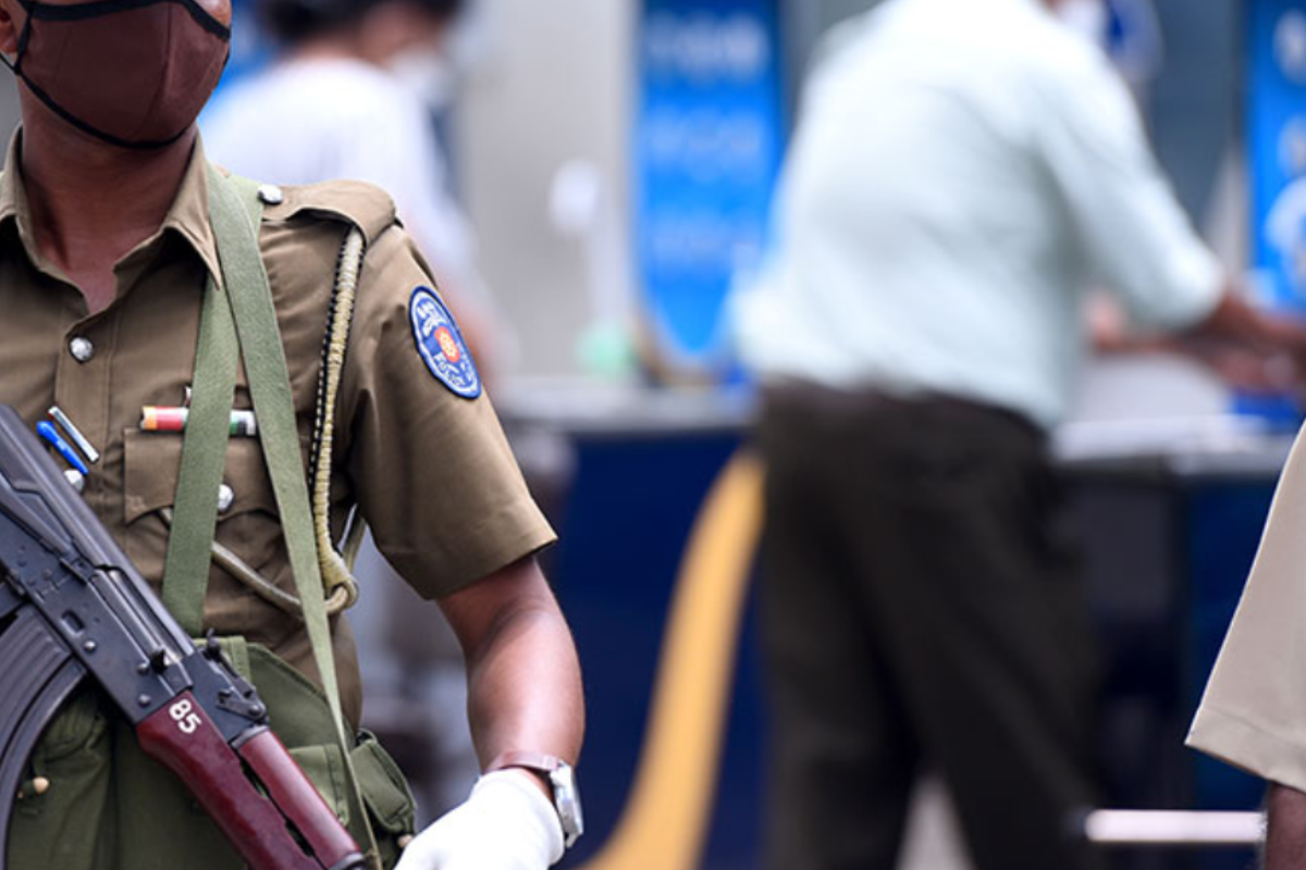வேகமாக சென்ற லொறியொன்றின் மீது பொலிஸார் துப்பாக்கிச் சூடு - நான்கு பேர் கைது | Police Shot Lorry In Hungama