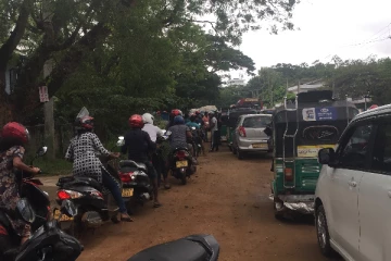 வவுனியாவில் பெட்ரோலை பெற்றுக் கொள்ள நீண்ட வரிசையில் காத்திருக்கும் மக்கள்  (Photos)