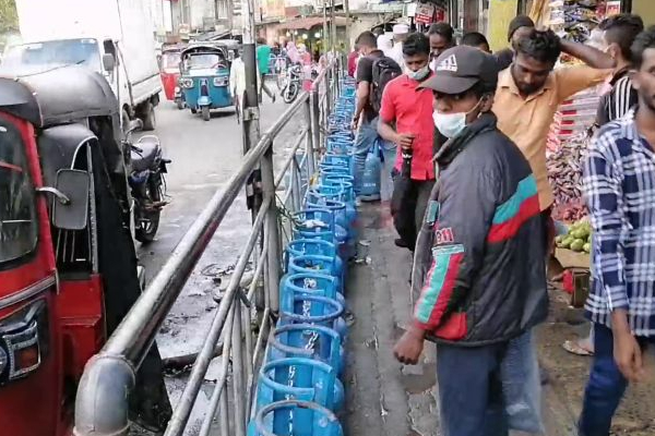எரிவாயு சிலிண்டர்கள் காணாமல் போயுள்ளன: அதிருப்தியில் மக்கள் (Photos) | Gas Cylinders Are Missing People In Shock