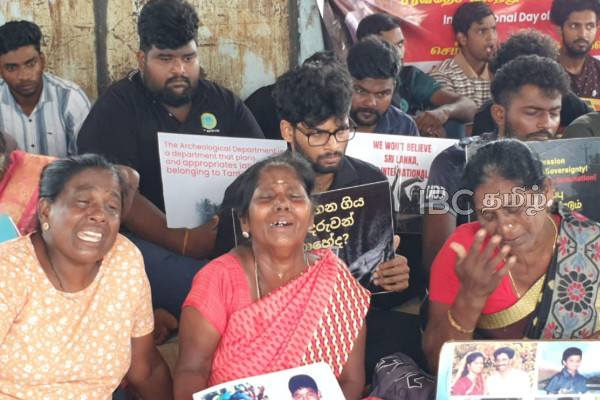 யாழில் தீப்பந்தப் போராட்டம் : இலங்கை அரசைக் காப்பாற்றும் ஐ.நாவின் அறிக்கைக்கு தீ வைப்பு | Govt Un Report Set On Fire During Chemmani Protest