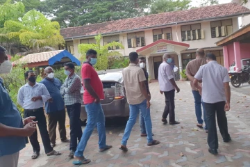 உயர்தரப் பரீட்சையில் வினாத்தாள்கள் நேர காலதாமதமாக வழங்கப்பட்டதாக மாணவர்களும், பெற்றோரும் விசனம் (Photos)