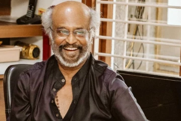சட்டை அணியாமல் வாயில் சிகரெட்டுடன் போஸ் கொடுத்த ரஜினிகாந்த்.. இதோ பாருங்க