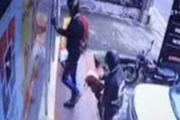 விற்பனை நிலையத்திற்குள் ஆயுதங்களுடன் நுழைந்து கொள்ளையிட்ட இருவர்!