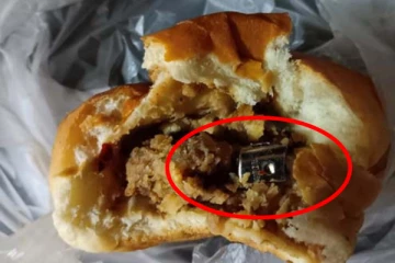 மீன் பாணுக்குள் இருந்த லைட்டர்; வாடிக்கையாளர் அதிர்ச்சி!