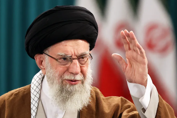 முடிந்தால் செய்து காட்டுங்கள்... ட்ரம்ப்புக்கு ஈரான் தலைவர் விடுத்த நேரடி சாவால்! | Khamenei Tells Trump To Rule Iran Amid Protests