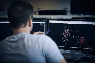 ஆபாச காணொளிகளை இணையத்தளத்தில் வெளியிட்ட நபர் சிக்கினர்!