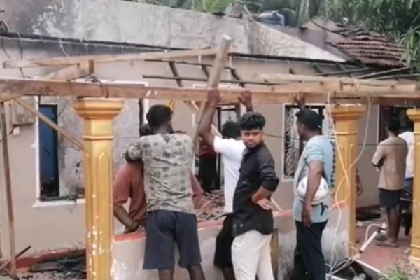 திருகோணமலையில் அதிகாலையில் தீப்பற்றி எரிந்த வீடு | House Catches Fire Early Morning