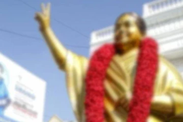 மதுரையில் தேர்தல் விதி மீறல்..முன்னாள் தலைவர்களின் சிலைகள் திறப்பு