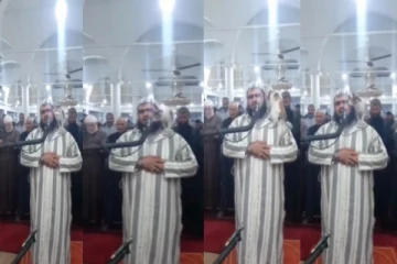 தொழுகையின்போது ஓதிக் கொண்டிருந்த நபருக்கு முத்தம் கொடுத்த பூனை - வைரலாகும் வீடியோ!