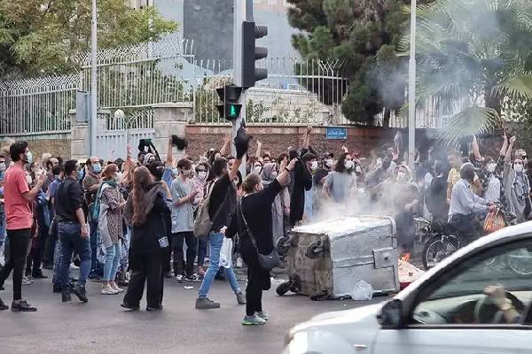 ஈரானில் தீவிரமடைந்துள்ள மக்கள் போராட்டம் ; டிரம்ப் விடுத்துள்ள அதிரடி எச்சரிக்கை | Protests Intensify In Iran Trump Warns