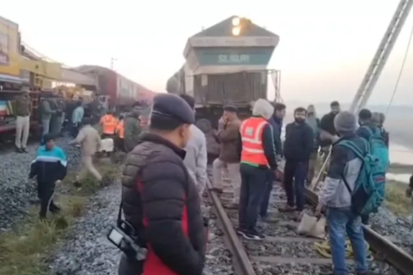 யானைகள் கூட்டத்தின் மீது மோதிய ராஜ்தானி எக்ஸ்பிரஸ்: தடம் புரண்ட 5 பெட்டிகள்: பெரும் பரபரப்பு | Rajdhani Express Derails After Hitting Elephants