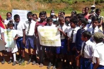 ஆசிரியர்களுக்கு எதிராக  போராட்டத்தில் குதித்த  மாணவர்கள்!