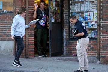 பஸ்ஸில் பயணித்த கர்ப்பிணி பெண் மீது பாய்ந்த துப்பாக்கி குண்டு: நண்பர்கள் 3 பேர் கைது