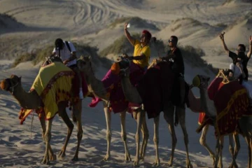 கத்தாரில் அனைவரின் கவனத்தையும் ஈர்த்துள்ள ஒட்டகங்கள் அழகு போட்டி!