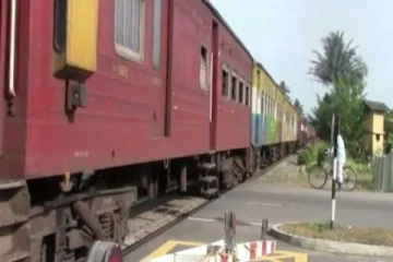 ඔබත් පරිස්සමෙන් දුම්රියේ දී සිදු සිදු වූ භයානක මංකොල්ලය