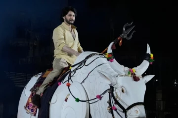 பிரம்மாண்டமாக நடந்த வாரணாசி டைட்டில் வெளியிட்டு விழாவுக்கு செலவு எவ்வளவு தெரியுமா? அடேங்கப்பா!