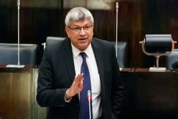 ජනපති කීවොත් ඉල්ලා අස්වෙන්න කැමති අධිකරණ ඇමතිට විරුද්ධව විශ්වාසභංගයක්