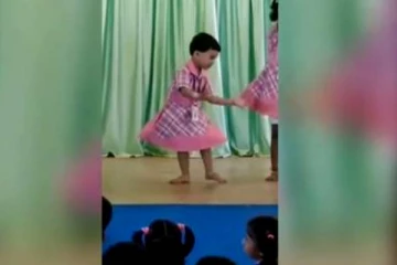 ஜோதிகா போல் குலுங்கி குலுங்கி ஆடிய பாப்பா இறுதியில் கொடுத்த கியூட் ரியாக்ஷன்!