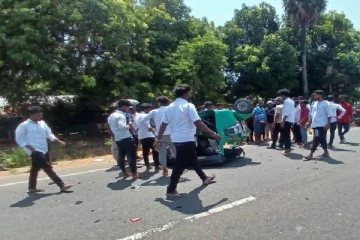 வாகன சாரதி பயிற்சி வழங்கிய முச்சக்கரவண்டியுடன் கன்டர் மோதி விபத்து