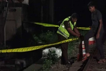 தொடருந்து பாதையை கடக்க முயன்ற 22 வயதுடைய யுவதி பலி