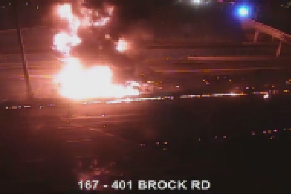 கனடாவில் பிக்கரிங் பகுதி வீதியில் பாரிய தீவிபத்து | Crews Battling Large Vehicle Fire On Highway 401