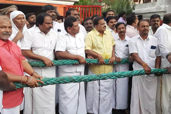 அமைச்சர் தேரை இழுக்க பாஜவினர் எதிர்ப்பு - தேரோட்டத்தில் பரபரப்பு..! - தமிழ்நாடு