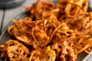 டீக்கடை ஸ்டைலில் சுட சுட வெங்காய பஜ்ஜி செய்யலாம் வாங்க!