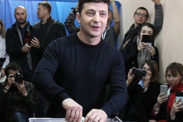 ரஸ்ய படையெடுப்பை துணிந்து எதிர்கொள்ளும் "தலைவர்- தளபதியாக" மாறிய “நகைச்சுவை நடிகர்”(வீடியோ) | Rusia Aganist Leader Ukrain Leader