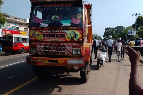 கிளிநொச்சியில் குடும்ப பெண்ணின் உயிரை பறித்த டிப்பர் ; சாரதியை தாக்கிய பொதுமக்கள் | Tipper Kills Tamil Woman Driver Attacked By Publi