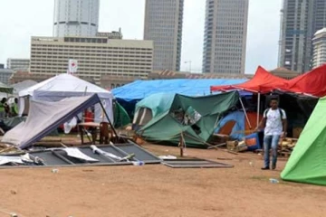 ගෝල්ෆේස්හි තිබූ තාවකාලික කූඩාරම්වලට අද සිදුවුණ දේ..