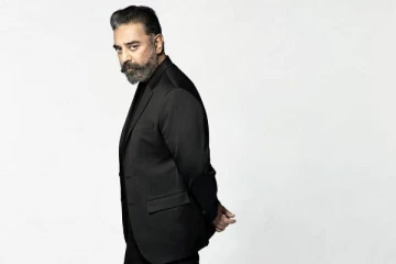 முக்கிய நபரிடம் சிறுவயதில் பரிசு பெற்ற கமல்! இதுவரை பலரும் பார்த்திராத அரிதான போட்டோ..