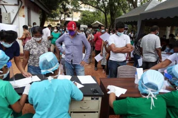 இலங்கையில் இளைஞர், யுவதிகள் திடீரென மயங்கி விழுந்தமையால் பரபரப்பு