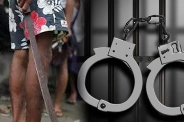 மோதலை தீர்த்து வைக்க சென்ற பொலிஸ் அதிகாரிகள் உட்பட மூவருக்கு வாள் வெட்டு