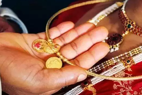 பெண்கள் கோபத்தில் இதனை ஒருபோதும் செய்யக்கூடாது; குடும்பத்துக்கே ஆபத்தாம்! | Dosha Caused By Throwing Mangalya In Anger